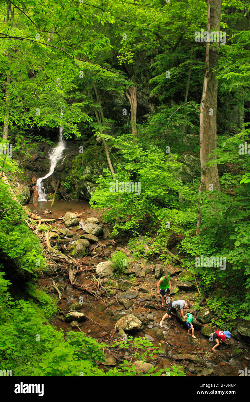 Les randonneurs à moindre Doyles River Falls, Shenandoah National Park, Virginia, USA Banque D'Images
