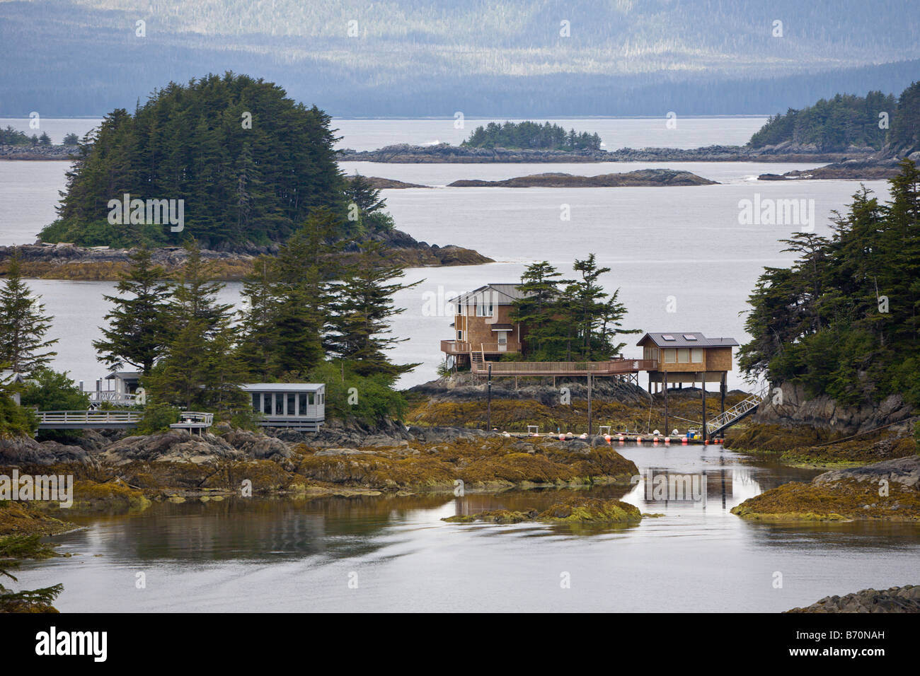Maisons sur l'île privée de l'île Rocky dans la Manche orientale près de Sitka, Alaska Banque D'Images