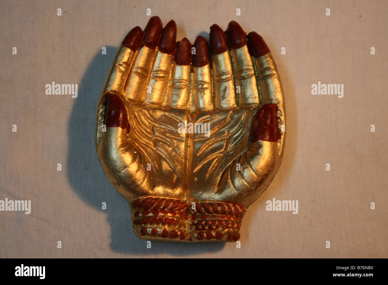 Souvenir de l'or artificiel deux magnifiques palmiers réunis comme un signe de prière ou de bienvenue et l'honneur de diwali festival des lumières Banque D'Images