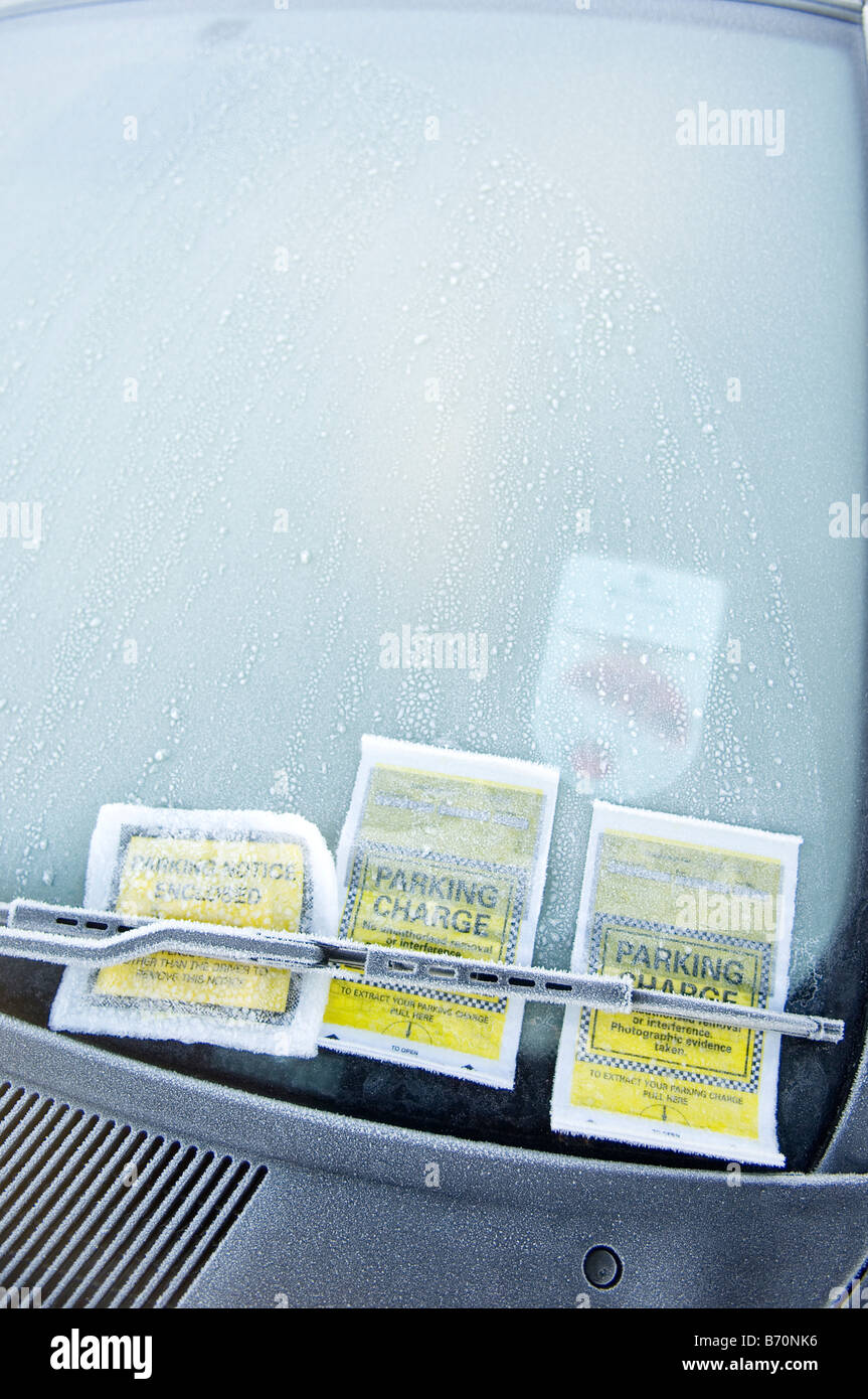 Trois tickets de parking attaché à pare-brise de voiture voiture congelé Banque D'Images