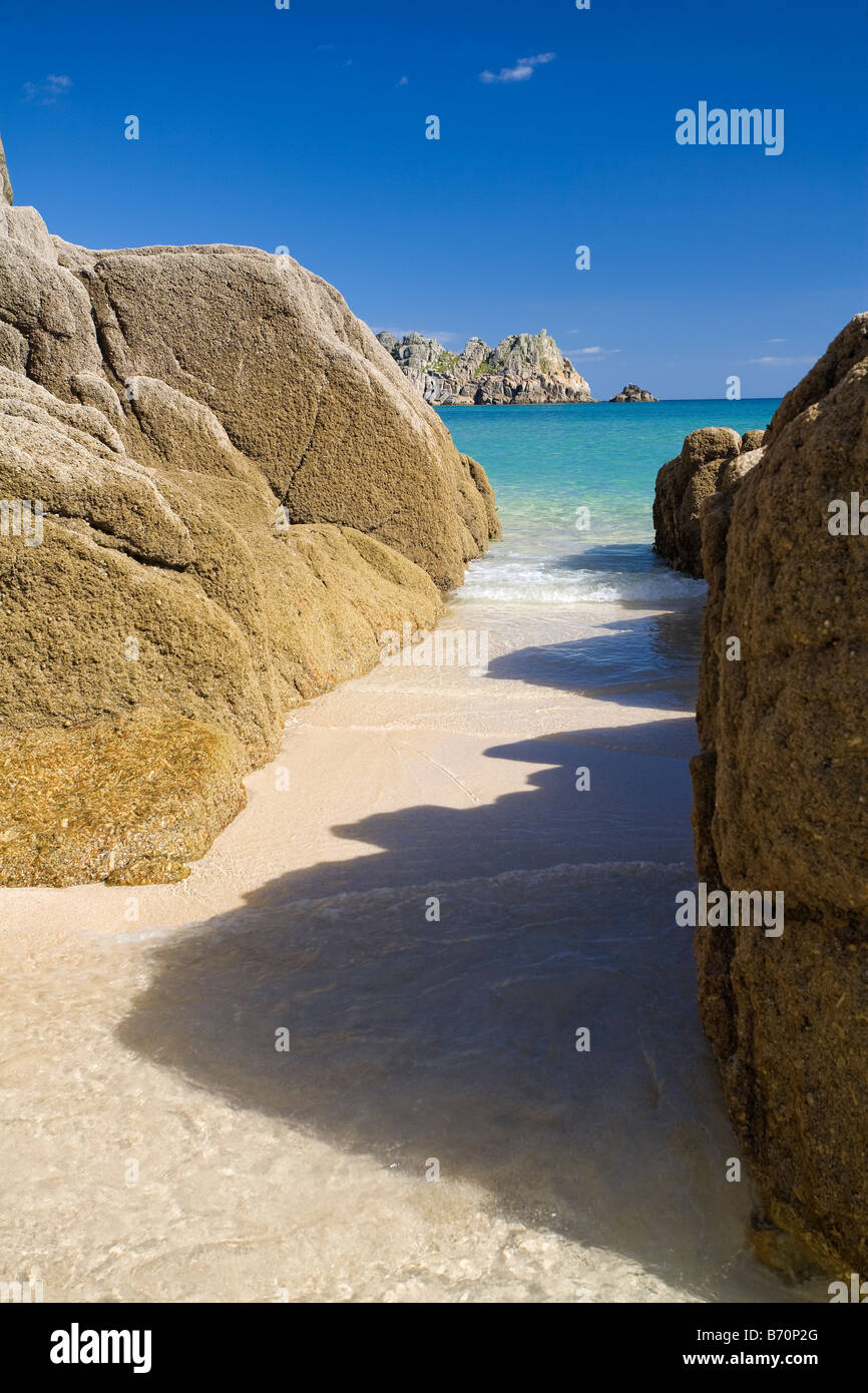 Plage de Porthcurno et Treen falaises pour Logan Rock, West Cornwall Banque D'Images