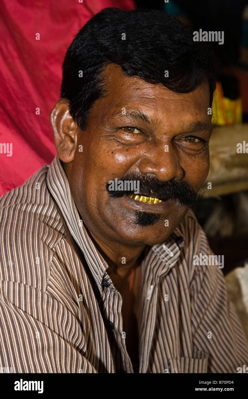 Homme avec les dents d'or sur le marché de Port Louis Mauritius Banque D'Images