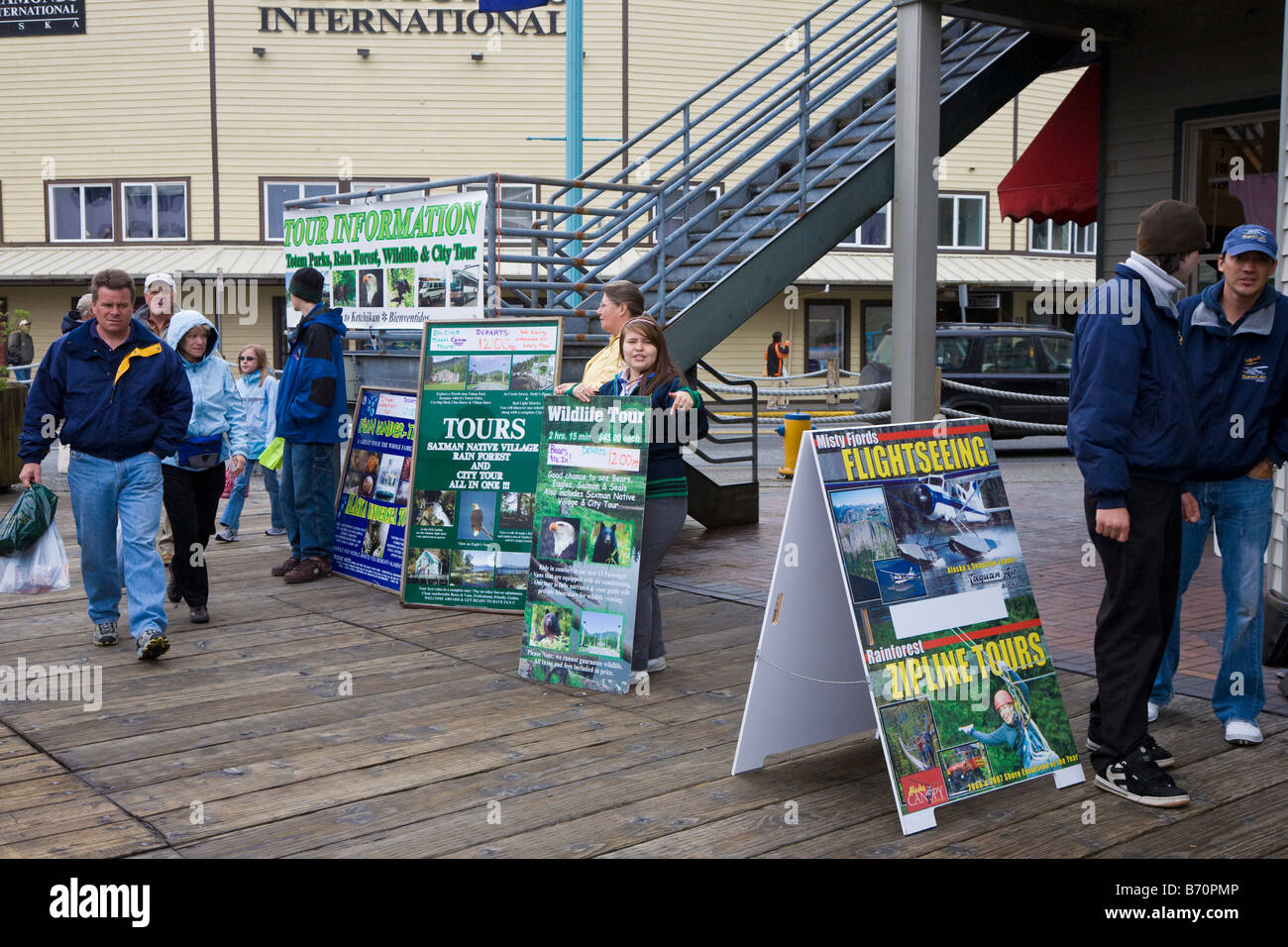 Les vendeurs qui vendent des voyages d'excursion on cruise ship dock à Ketchikan, Alaska, USA Banque D'Images