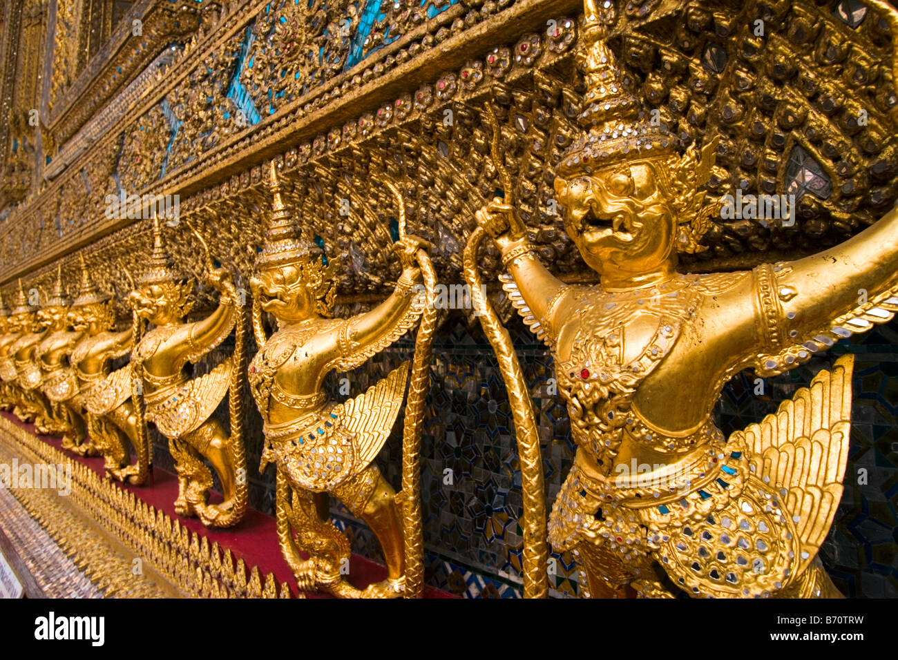 Une rangée de la moitié oiseau créature mythologique gardant le temple de Wat Phra Kaew dans le grand palace Bangkok Thaïlande Banque D'Images