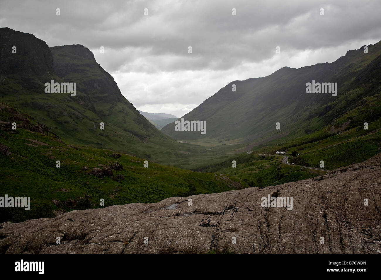 À l'ouest vers le bas de la vallée de Glencoe, l'Écosse vers Jimmy Savile's Cottage Banque D'Images