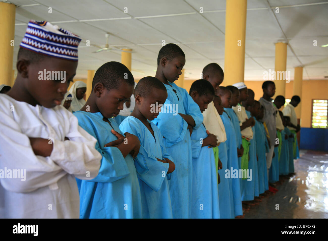 Les élèves de l'école islamique à Sunyani Ghana priant à la mosquée au Ghana les écoles coraniques ont été transformés en sc islamique Banque D'Images