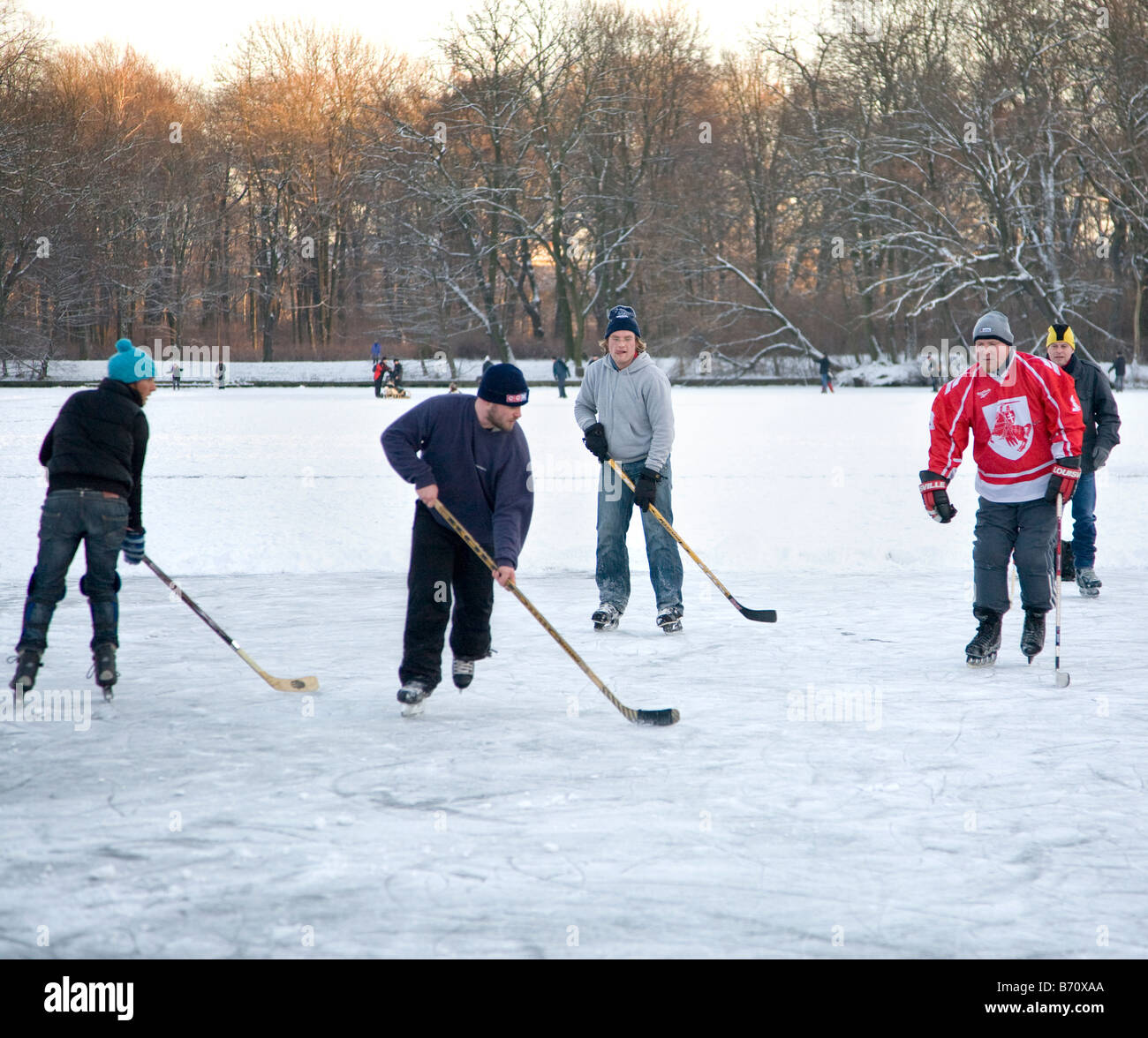 Les gens jouer au hockey sur glace sur un lac gelé Banque D'Images