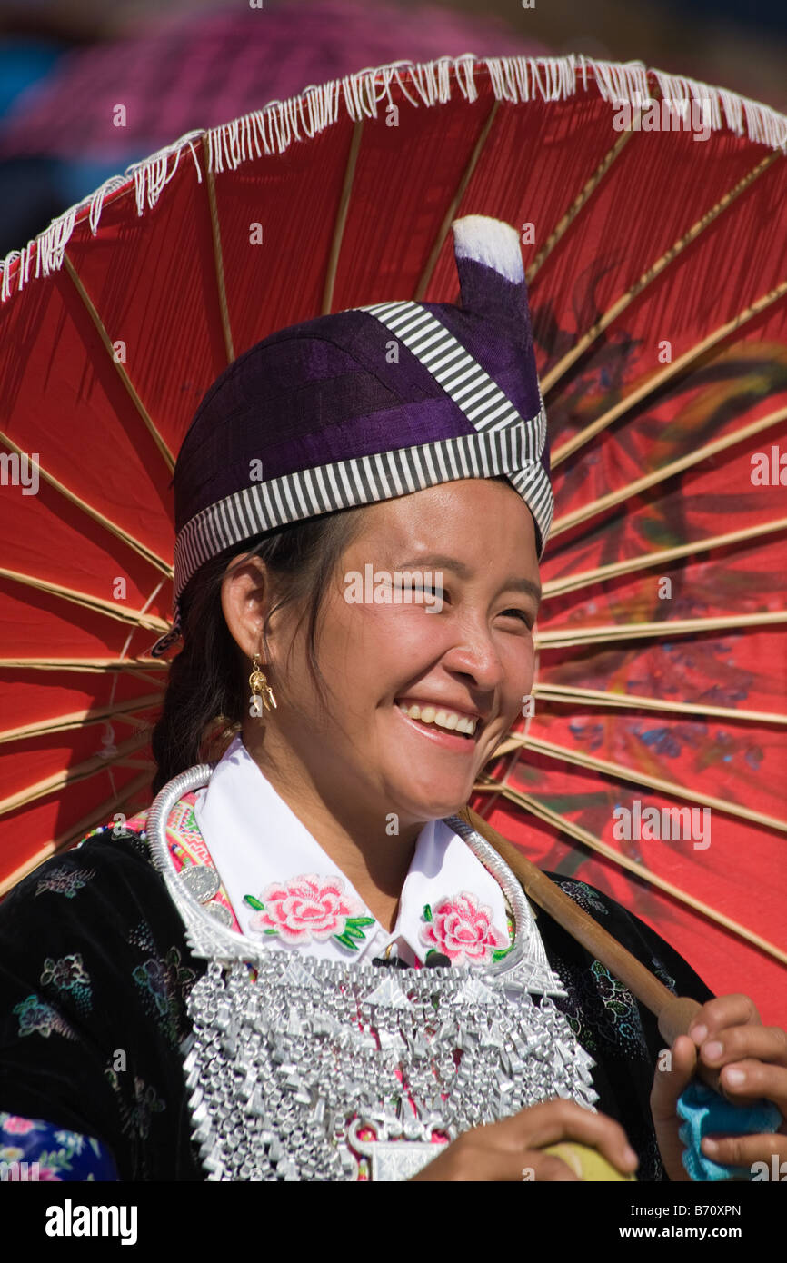 Une jeune femme Hmong est bercé par son petit ami lors d'une célébration du Nouvel An Hmong ball tossing jeu à Phonsavan, Laos du nord Banque D'Images