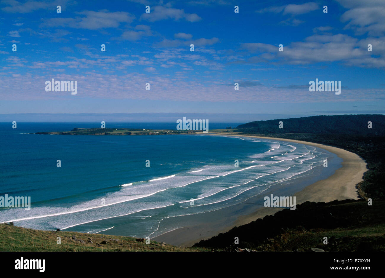 La vue le long du littoral de la mer de sable de la baie de Long Beach l'eau blanche vagues TAUTUKU BEACH ile sud Nouvelle Zelande Banque D'Images