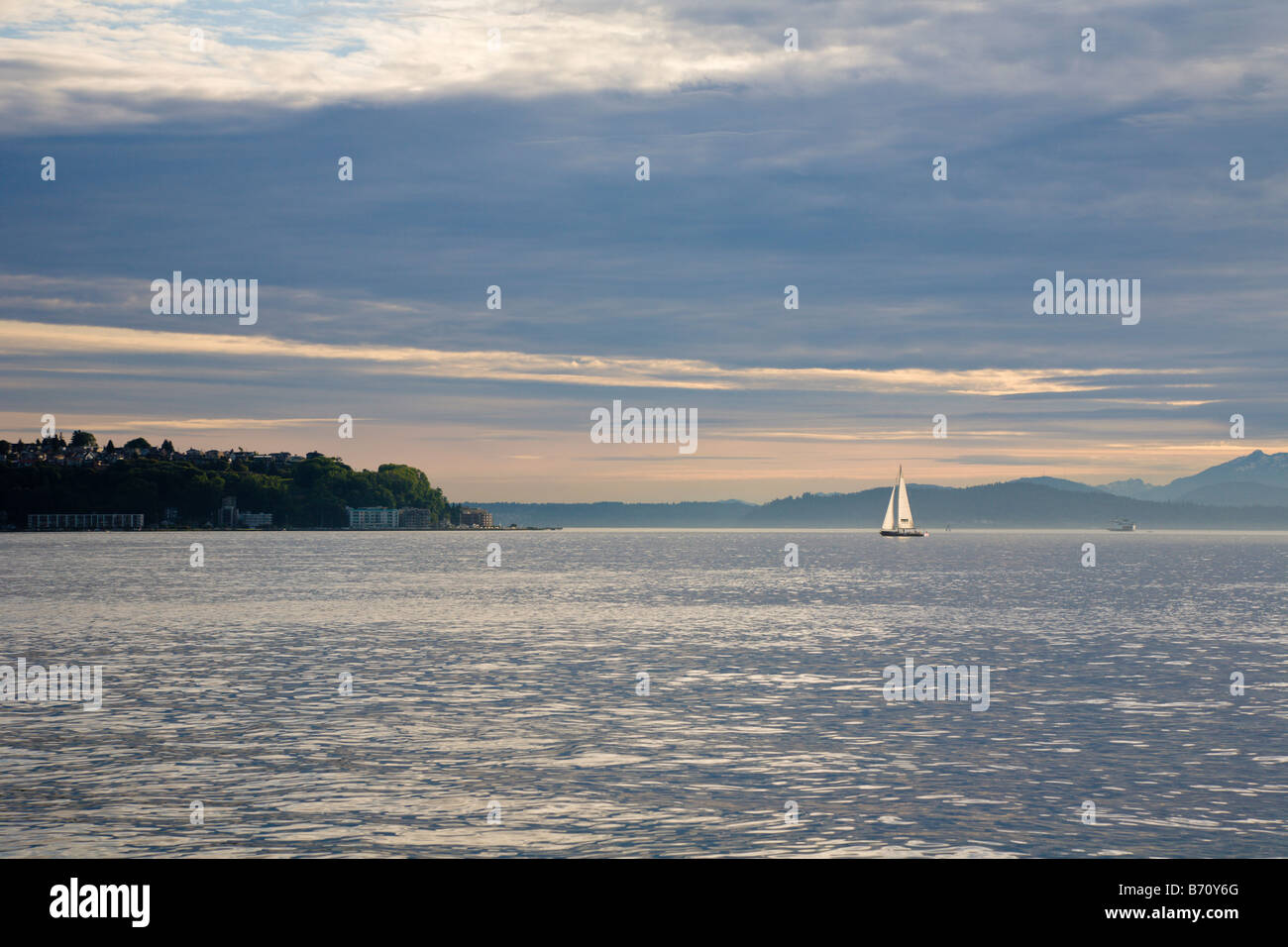 Voilier à l'horizon de l'Elliot Bay dans le Puget Sound au large de Seattle, Washington Banque D'Images Voilier à l'horizon de l'Elliot Bay dans le Puget Sound au large de Seattle, Washington Banque D'Images