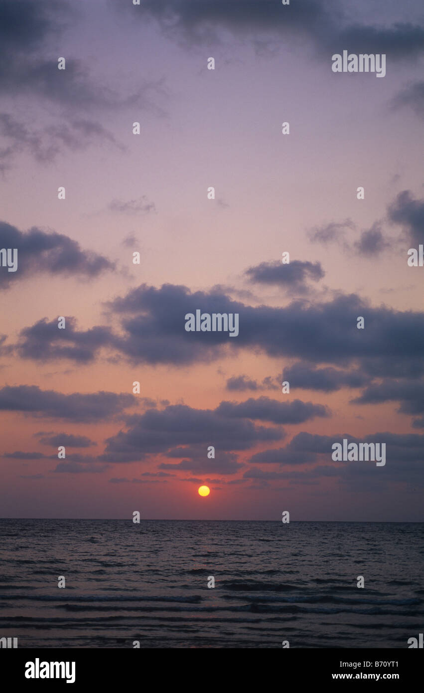 Coucher du soleil tropical d'une île dans le golfe de Thaïlande Banque D'Images