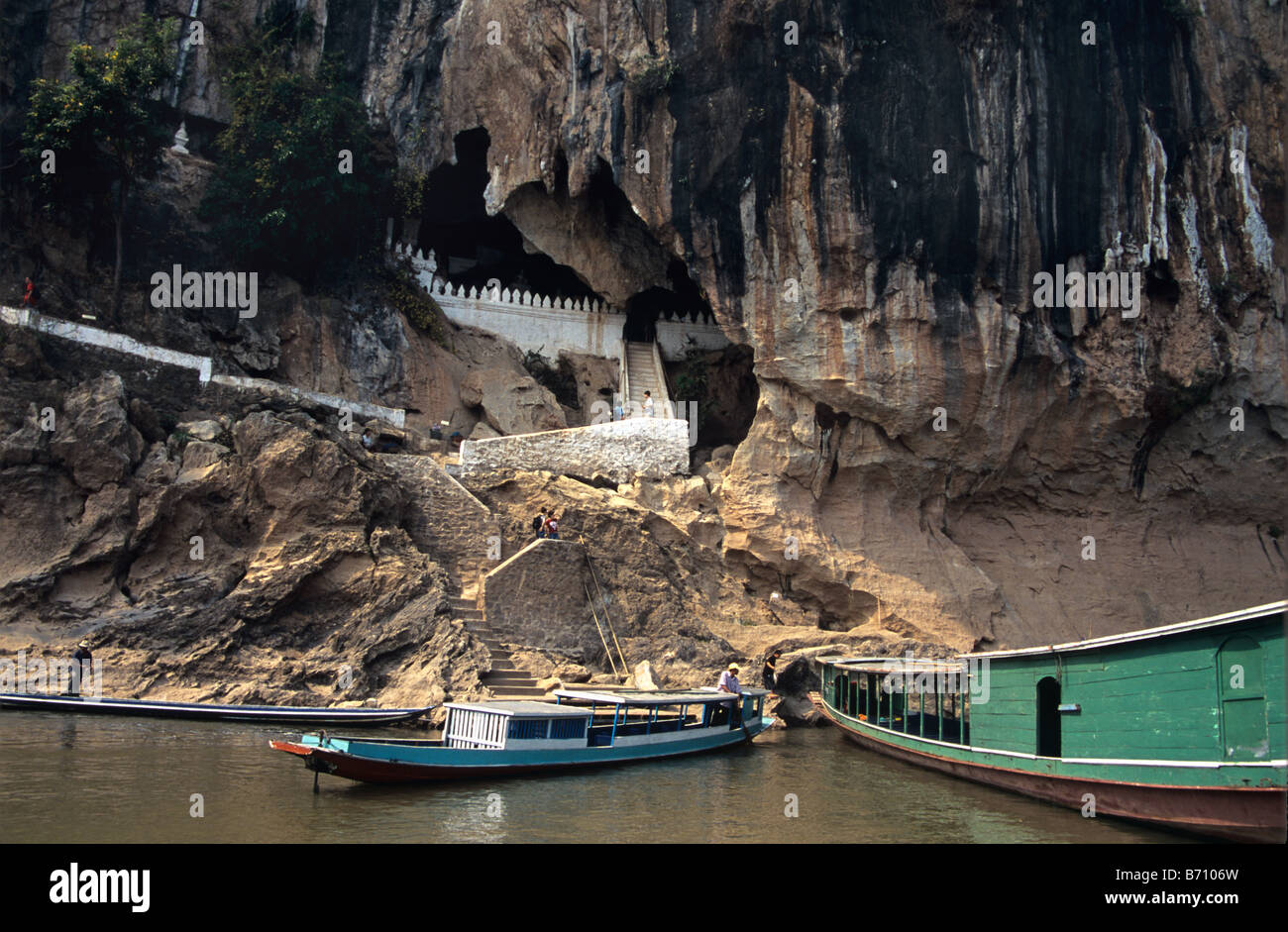 Longs bateaux amarrés à grottes de Pak Ou sur le Mékong près de Luang Prabang, Laos Banque D'Images