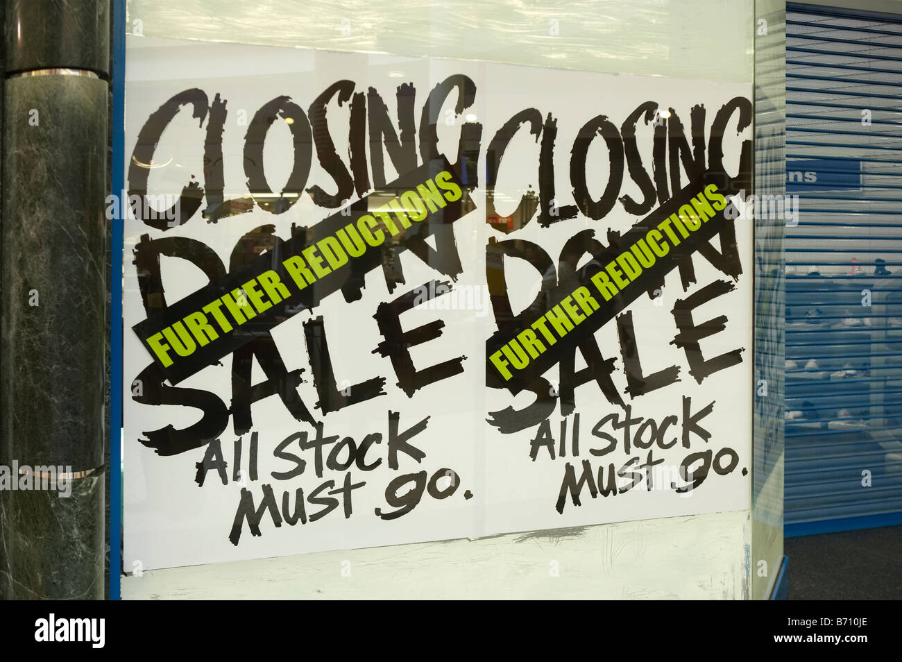 Vente Vente de VITRINE SIGN RÉDUCTION DE PRIX ÉCONOMISER DE L'ARGENT D'ÉCONOMIE JANVIER NOËL Banque D'Images