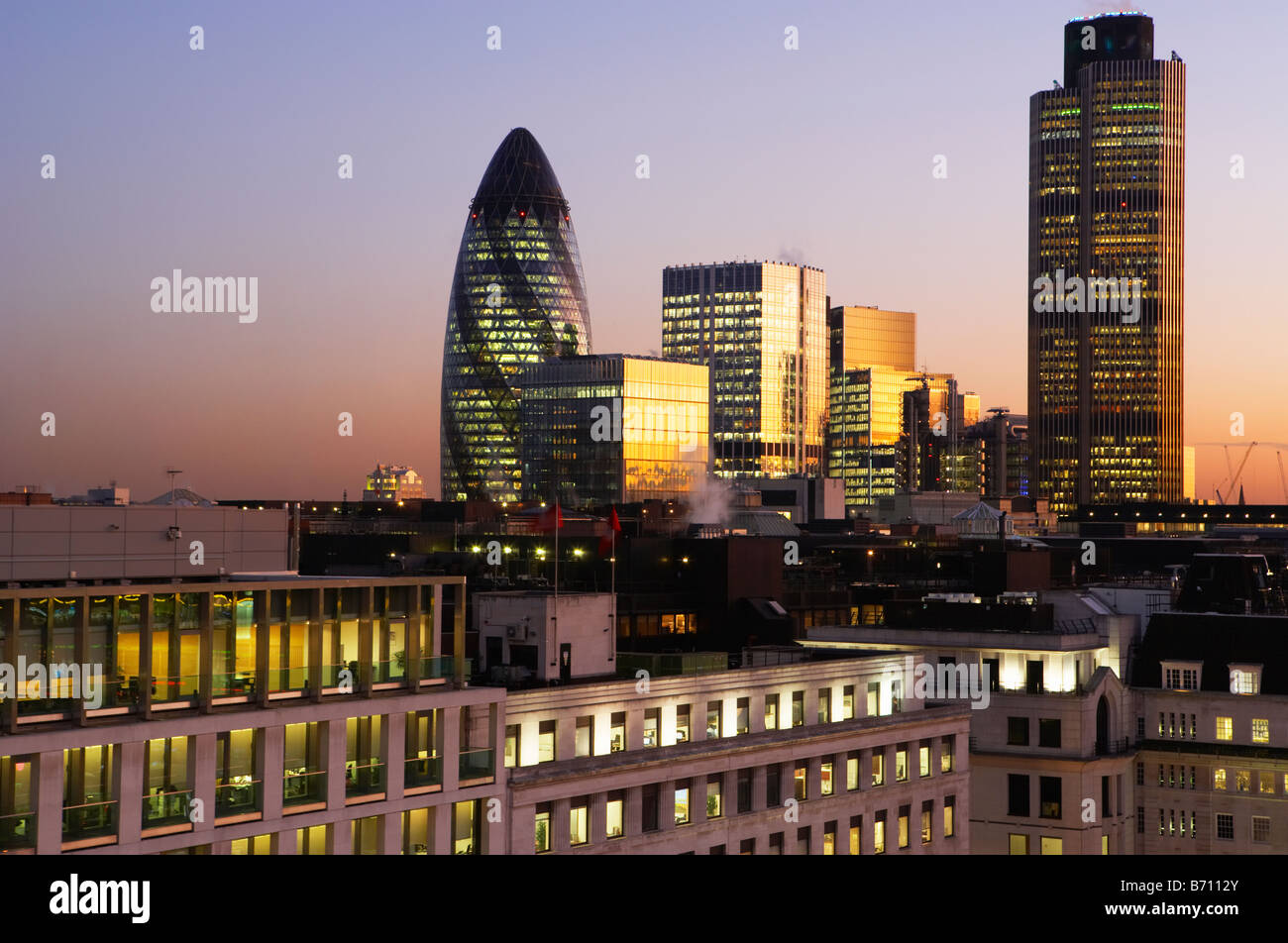 Nat West Tower Gherkin et toits de Londres Angleterre Londres au coucher du soleil Banque D'Images