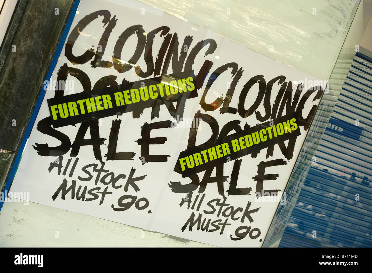 Vente Vente de VITRINE SIGN RÉDUCTION DE PRIX ÉCONOMISER DE L'ARGENT D'ÉCONOMIE JANVIER NOËL Banque D'Images