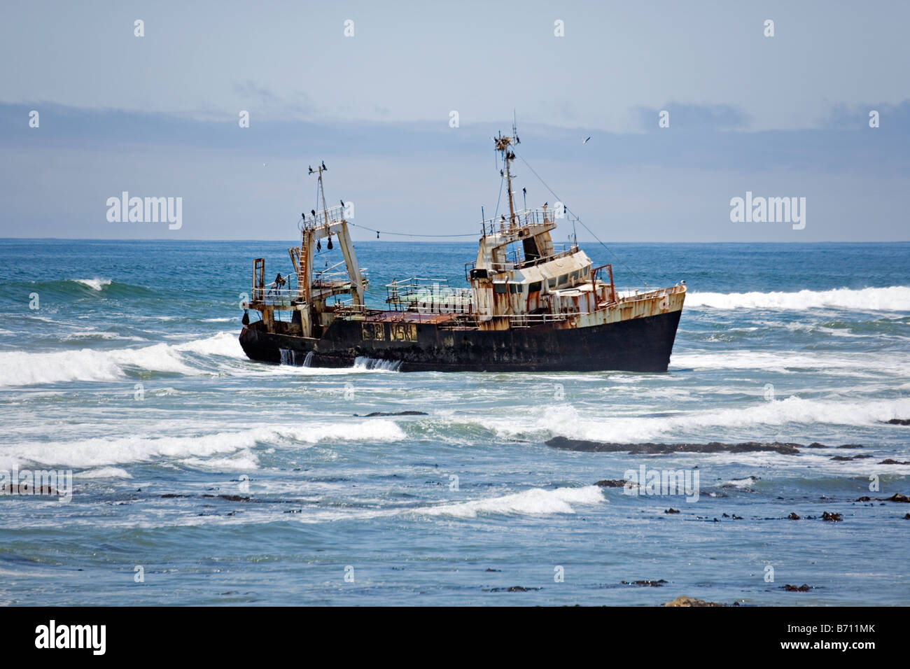 Coque de navire de rouille le long littoral de l'océan Atlantique à l'ouest de la Namibie Walvis Bay Banque D'Images