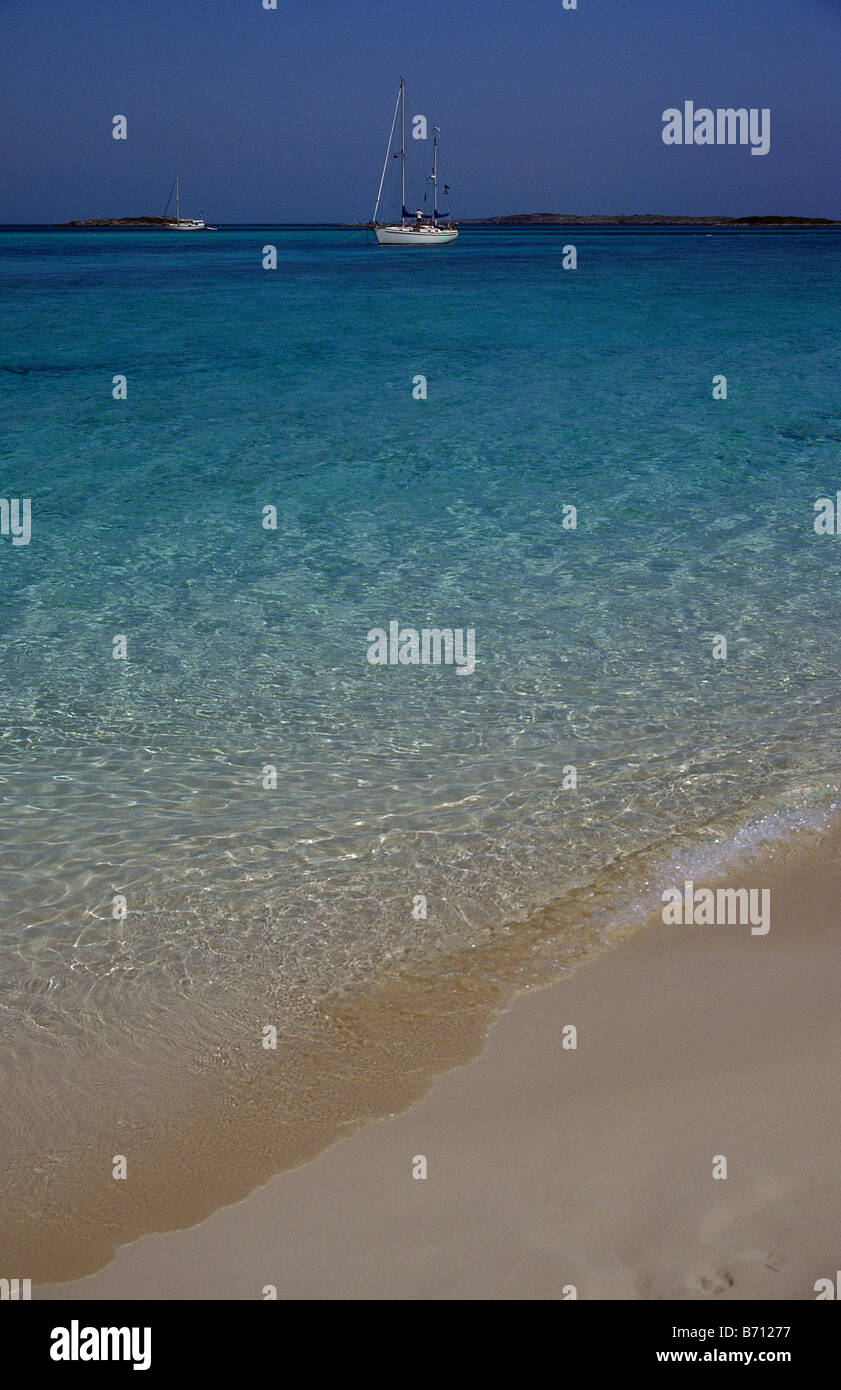 Plage de sable blanc de l'eau claire peu profonde sur l'eau bateaux plage Exuma Cays BAHAMAS Banque D'Images