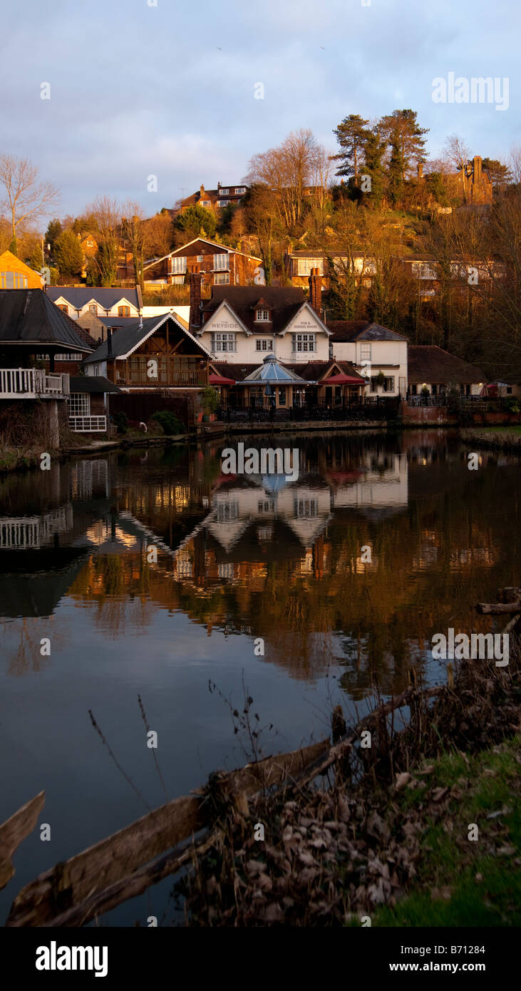Pub typiquement anglais au coucher du soleil à Guildford, Surrey, UK Banque D'Images