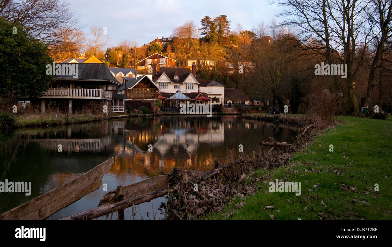 Pub typiquement anglais au coucher du soleil à Guildford, Surrey, UK Banque D'Images