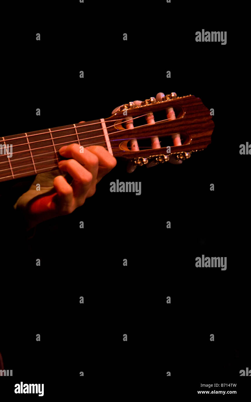 Close up de guitariste avec la main sur le cou de la guitare format vertical Banque D'Images