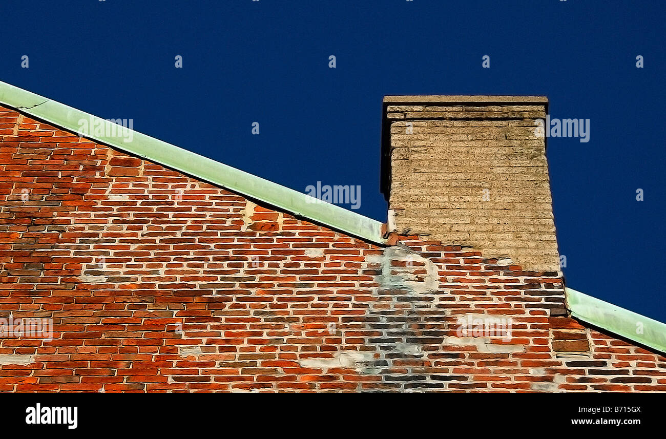 Contre un ciel bleu une ancienne cheminée trône au sommet un bâtiment en brique Boston Massachusetts Banque D'Images