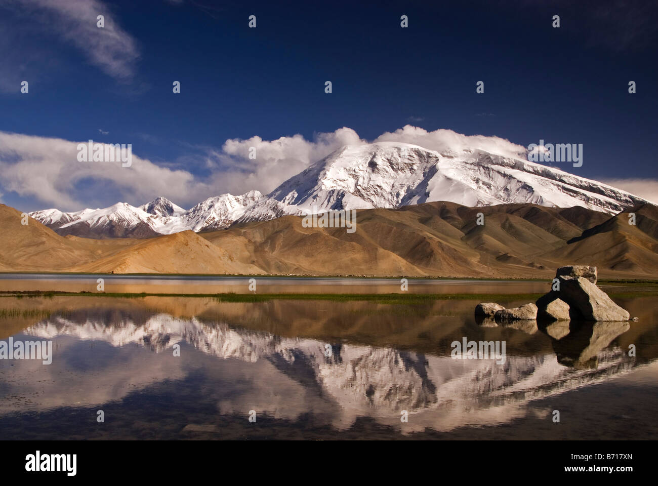 Reflet de miroir sur le lac Karakul Mustagata Xinjiang Chine Banque D'Images