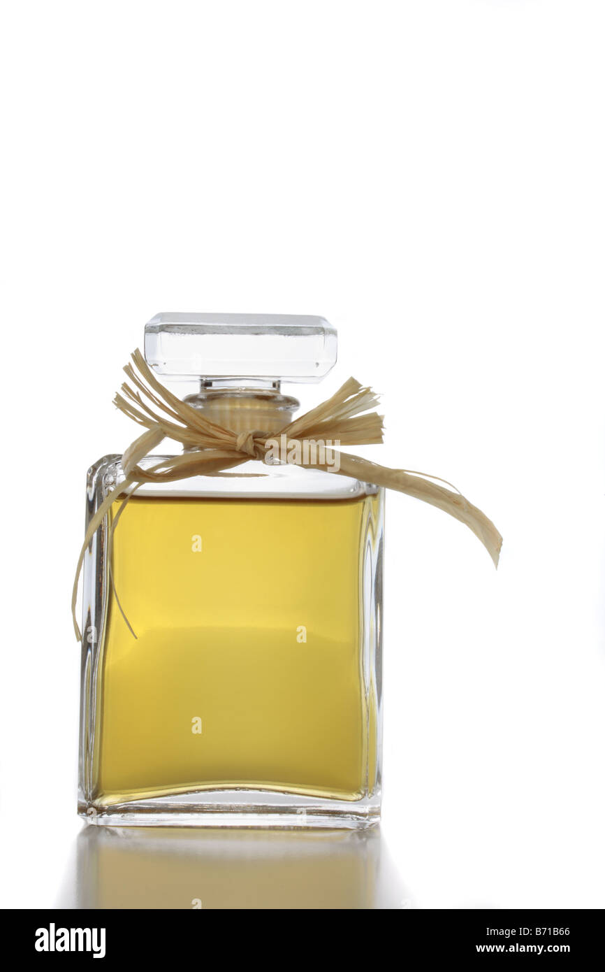Flacon de parfum en verre cristal isolated on white Banque D'Images