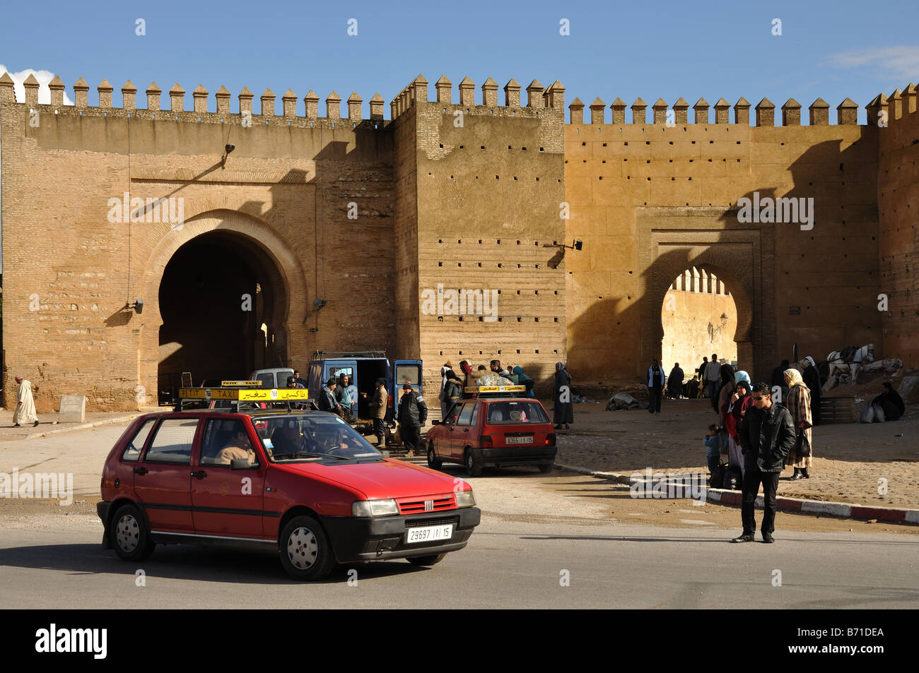 Petit taxi en face de l'ancien mur de la ville de Fes, Maroc Banque D'Images