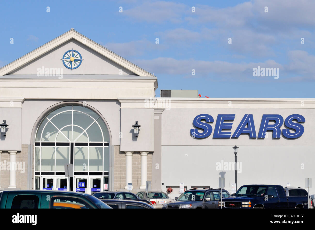 La façade extérieure du magasin Sears avec logo et inscription au centre commercial de Cape Cod Hyannis MA.. USA Banque D'Images