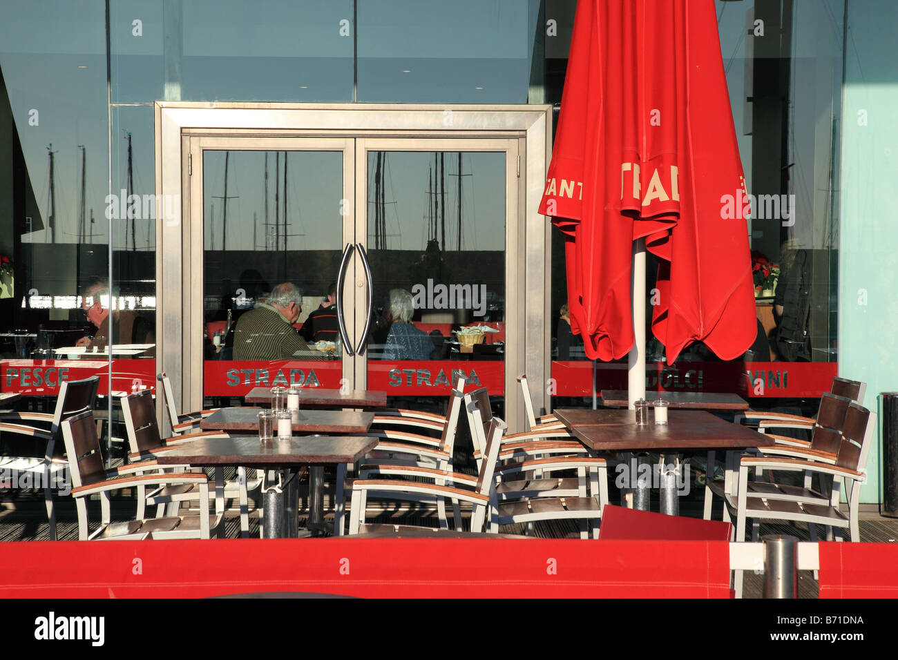 Vieux gens mangeant dans la Strada Restaurant dans le port de plaisance de Brighton en Angleterre Banque D'Images