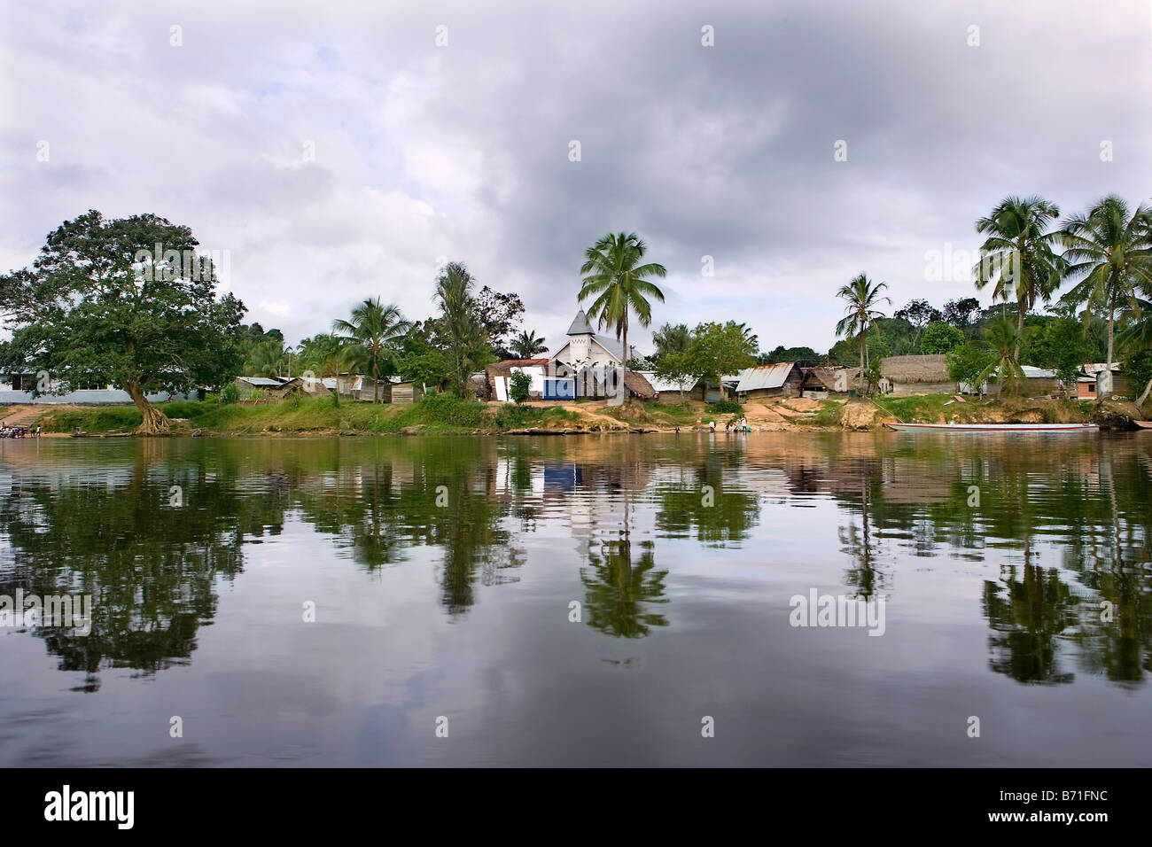 Le Suriname, Laduani, sur la rive de la rivière Suriname Boven. Vue sur Nieuw Aurora Village de rivière. Banque D'Images