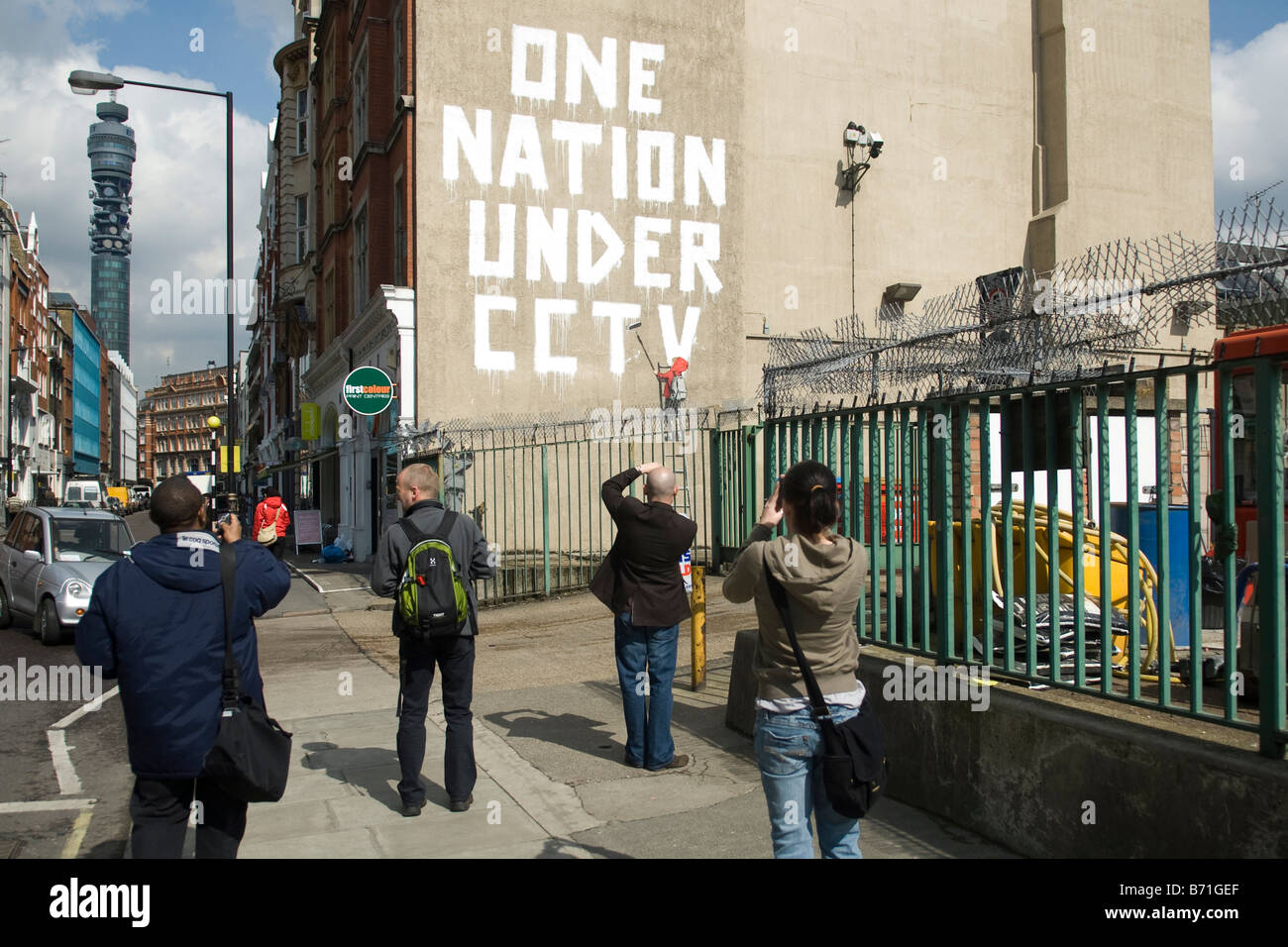 Graffiti Banksy - One Nation Under CCTV de loin Banque D'Images