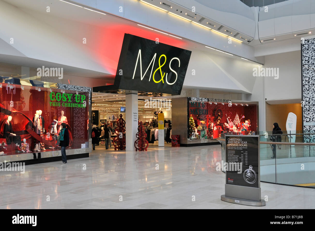 Vitrine de la boutique Marks and Spencer et panneau M&S rouge rétroéclairé au-dessus de l'entrée du centre commercial de Westfield Shepherds Bush White City Londres, Angleterre, Royaume-Uni Banque D'Images