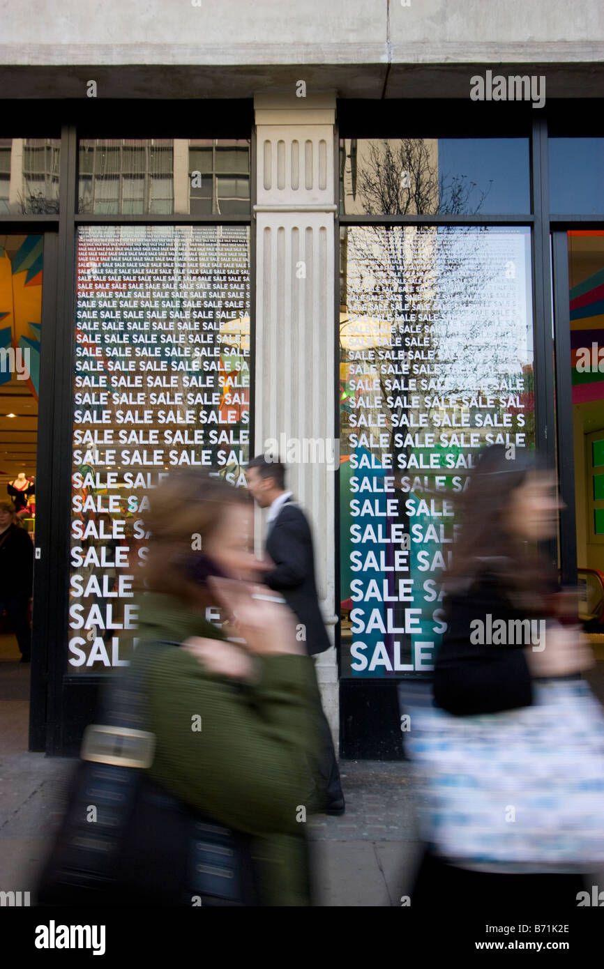 Enseignes de vente Oxford Street dans les vitrines de magasin, Londres, Royaume-Uni Banque D'Images