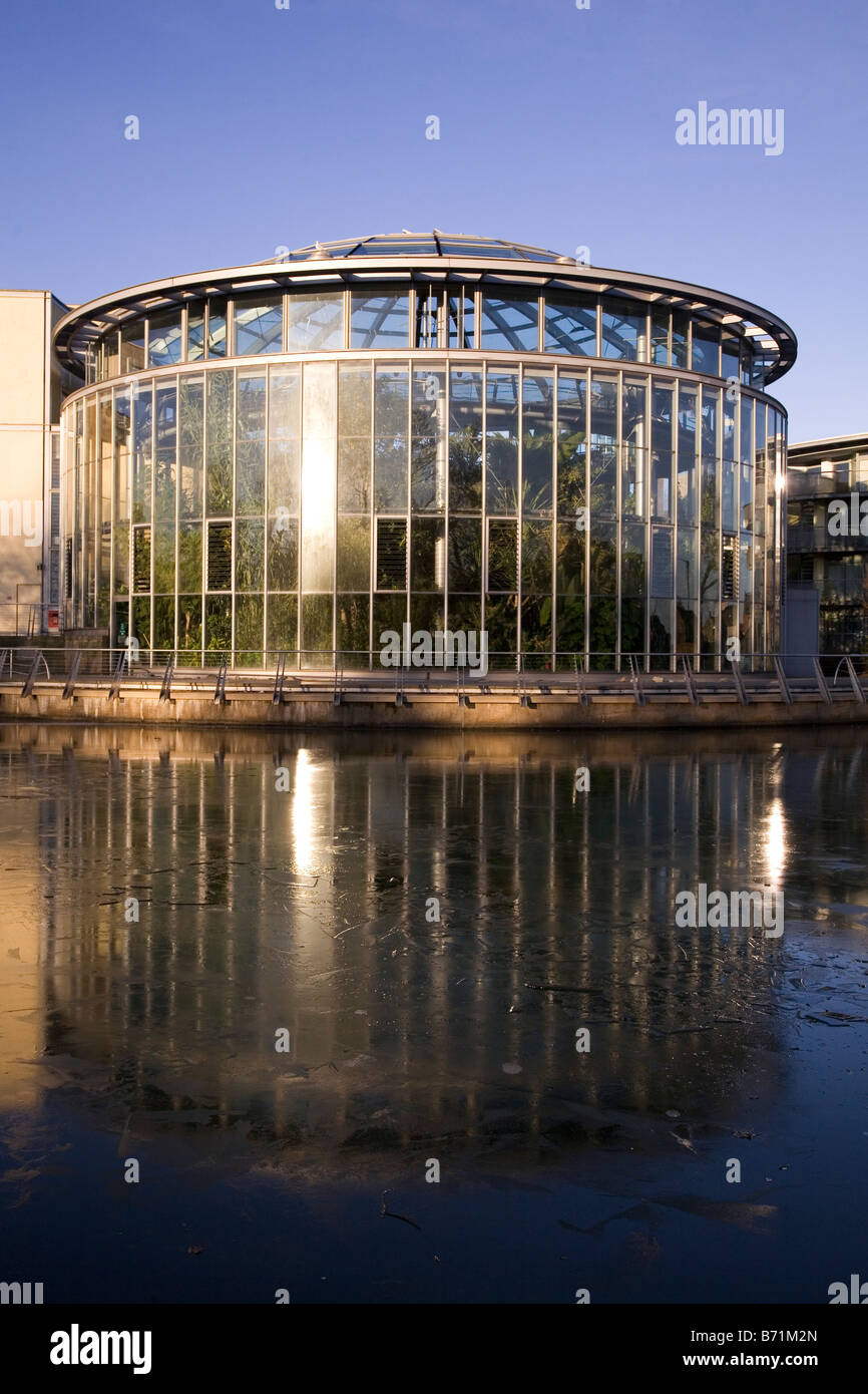 Sunderland Museum, et le dôme en verre de les jardins d'hiver, se tient derrière l'étang gelé de Mobray Park. Banque D'Images