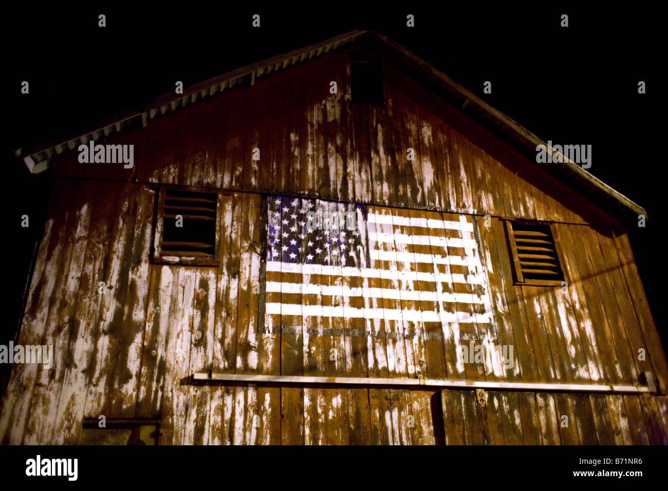 Un drapeau américain peint sur une ancienne grange Banque D'Images