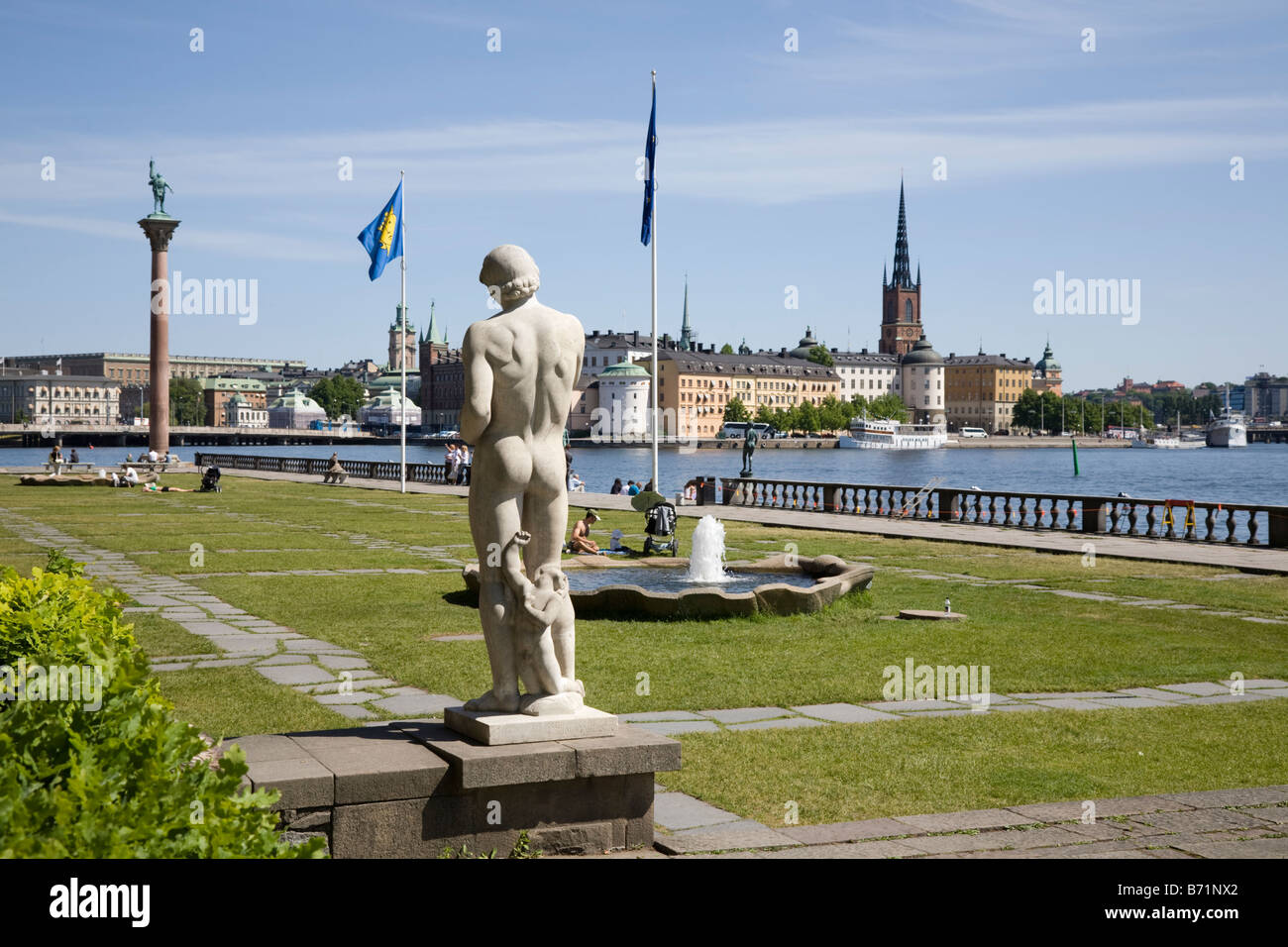 Le jardin de l'Hôtel de Ville de Stockholm avec la statue Le peintre par Carl Eldh. Banque D'Images