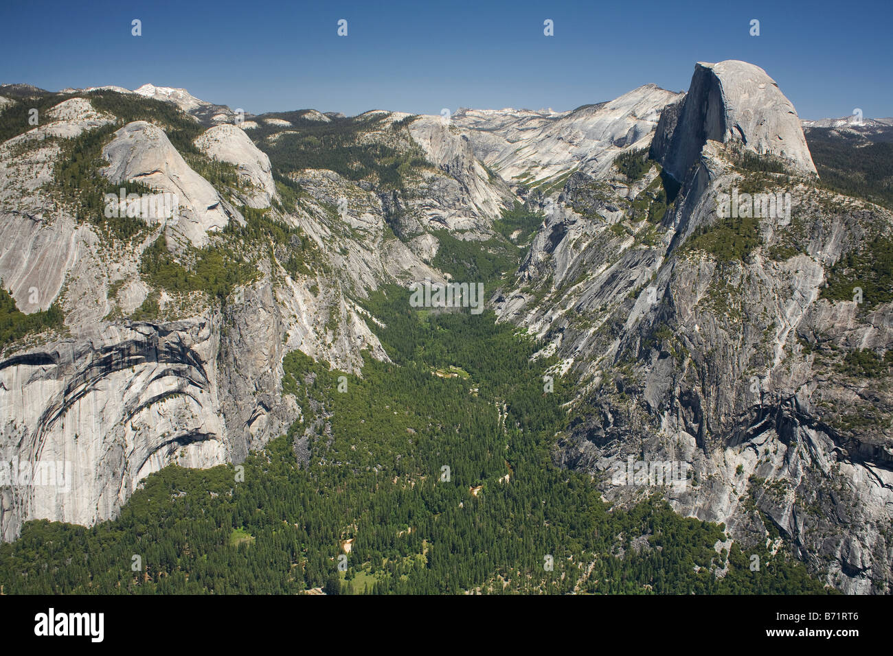 Californie - Vallée du ruisseau Tenaya et Demi Dôme de Glacier Point in Yosemite National Park. Banque D'Images