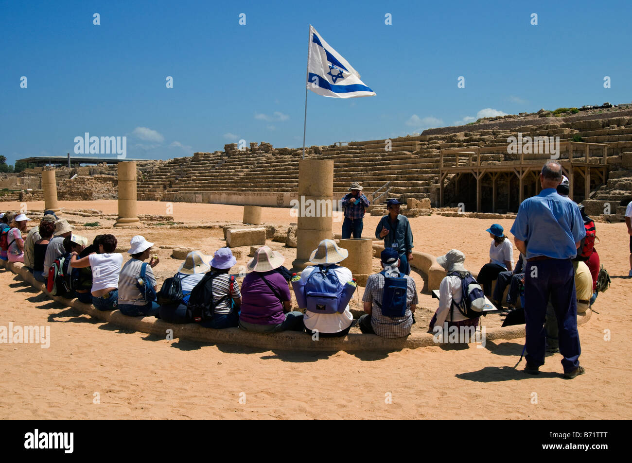 Groupe d'écouter,guide,le parc national de Césarée en Israël Banque D'Images