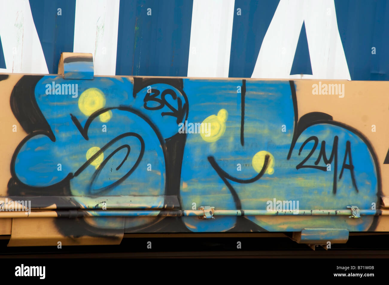 Balle de tennis jaune sur banc par tennis Banque D'Images