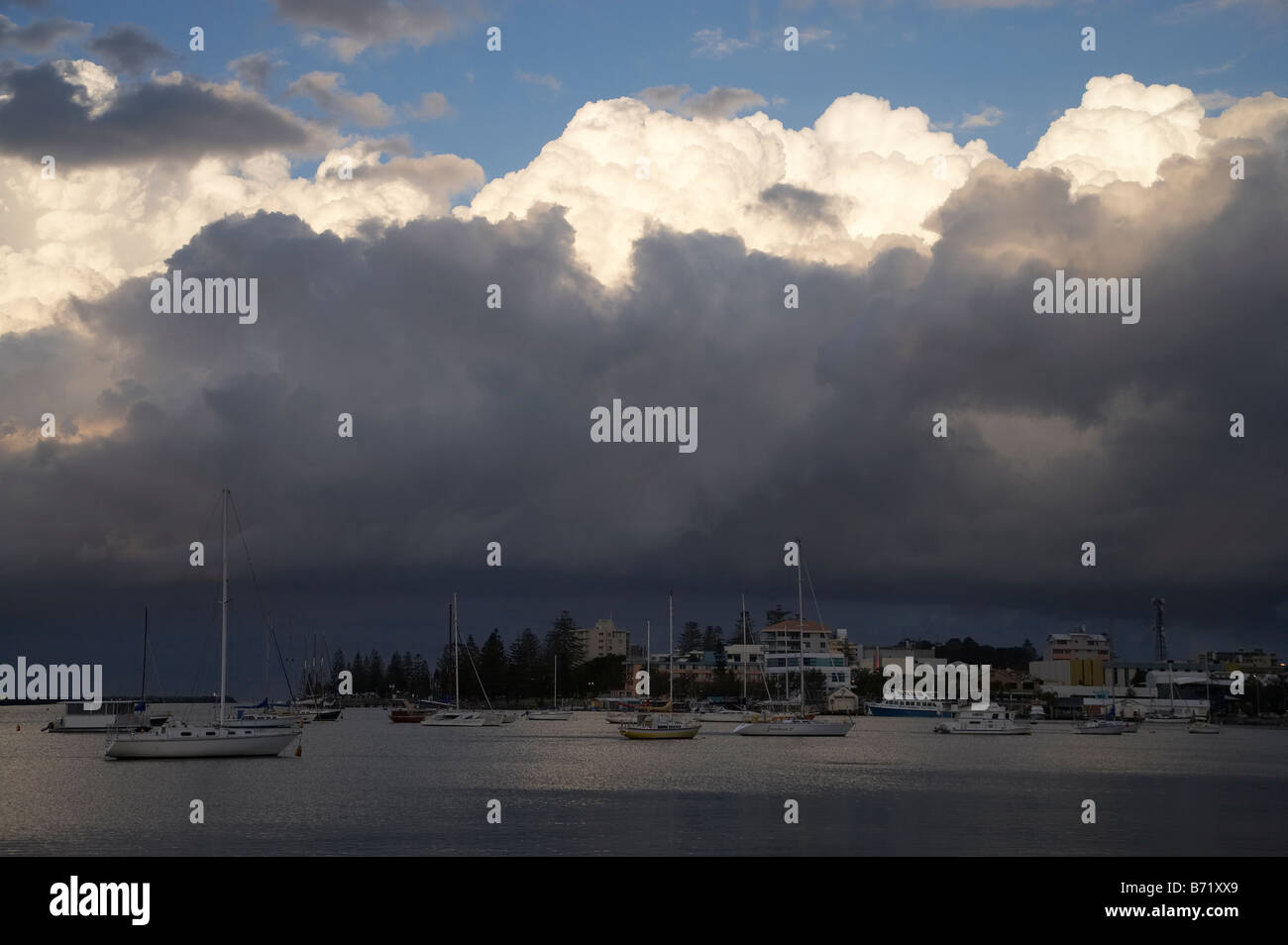 Les nuages de tempête et des Yachts Hastings River Port Macquarie Australie Nouvelle Galles du Sud Banque D'Images