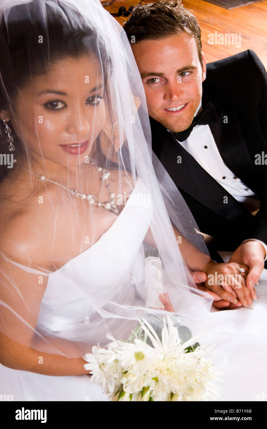 Close-up interracial Jeunes mariés sur jour de mariage Banque D'Images