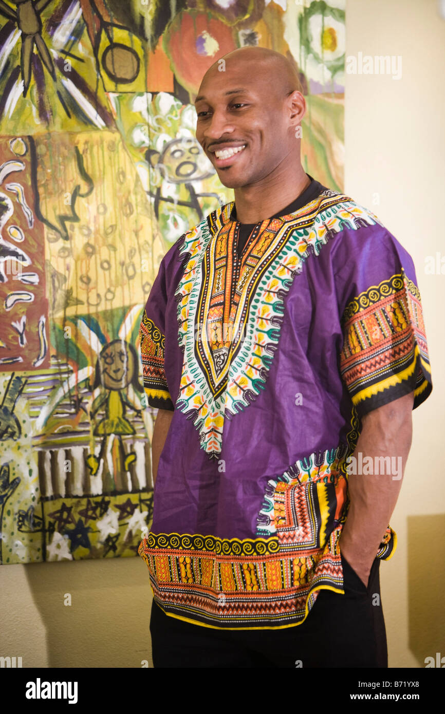 Happy African American mid-adult man habillé en tenue traditionnelle  africaine Photo Stock - Alamy