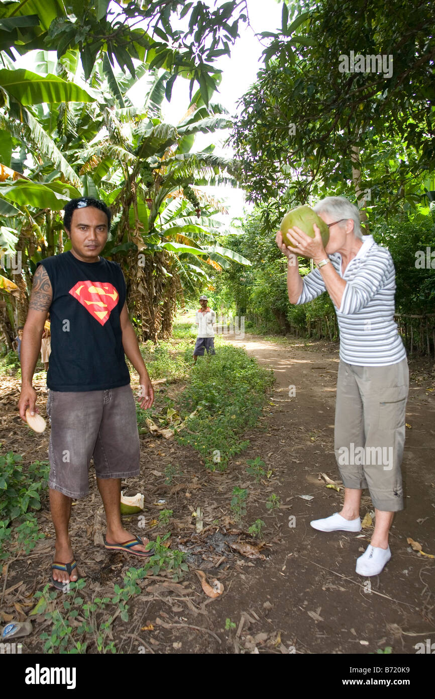 Le super guide et l'assoiffé (Flores - Indonésie). Le super guide et la touriste assoiffée (Florès - Indonésie). Banque D'Images