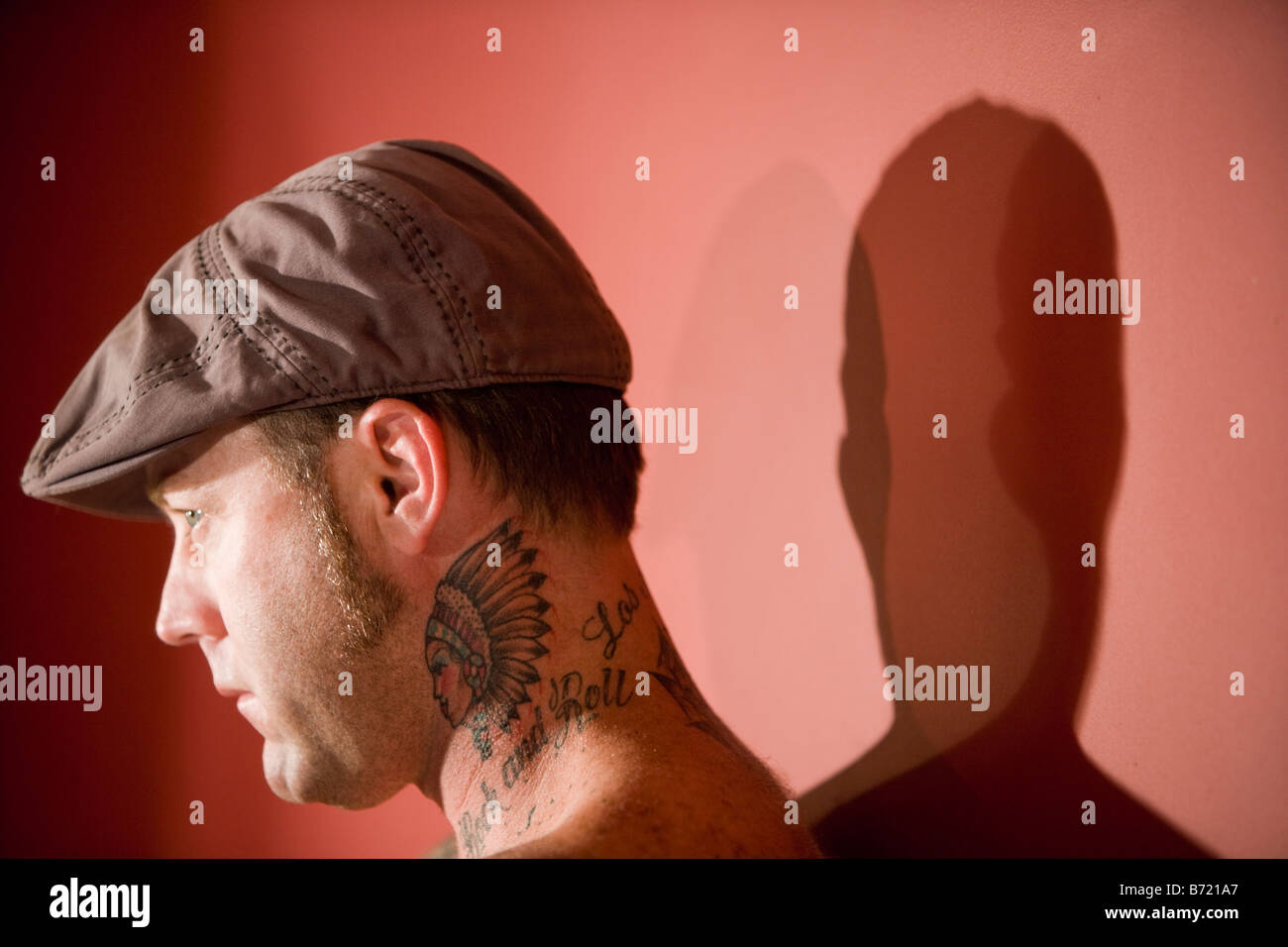 Portrait de jeune homme avec la conception de tatouage sur le cou Banque D'Images