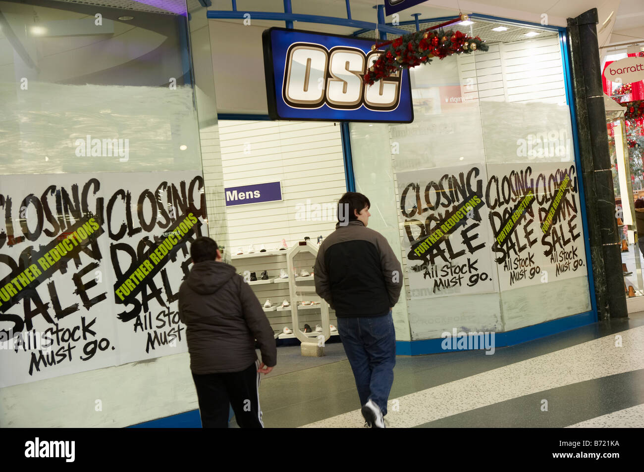 Vente Vente de VITRINE SIGN RÉDUCTION DE PRIX ÉCONOMISER DE L'ARGENT D'ÉCONOMIE JANVIER NOËL Banque D'Images