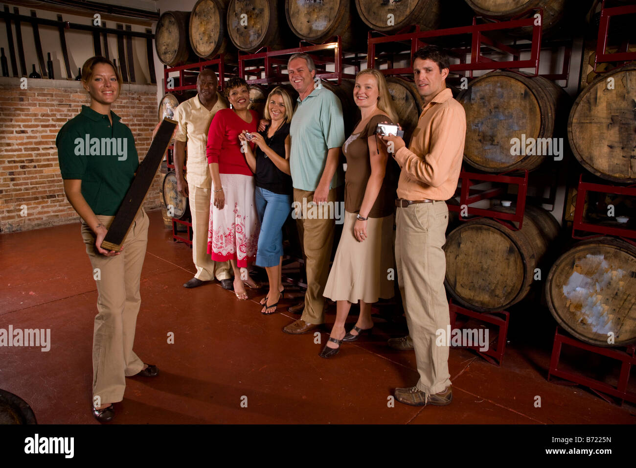 Groupe de personnes sur une tournée de dégustation de vin Banque D'Images