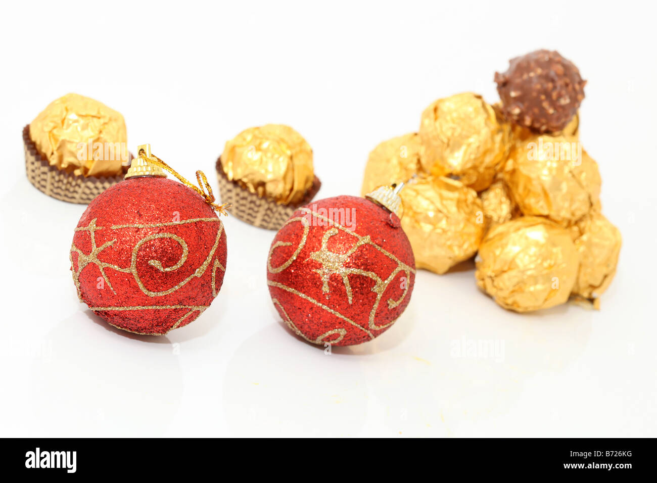 Boules de Noël et chocolats wraped or isolé sur fond blanc Banque D'Images