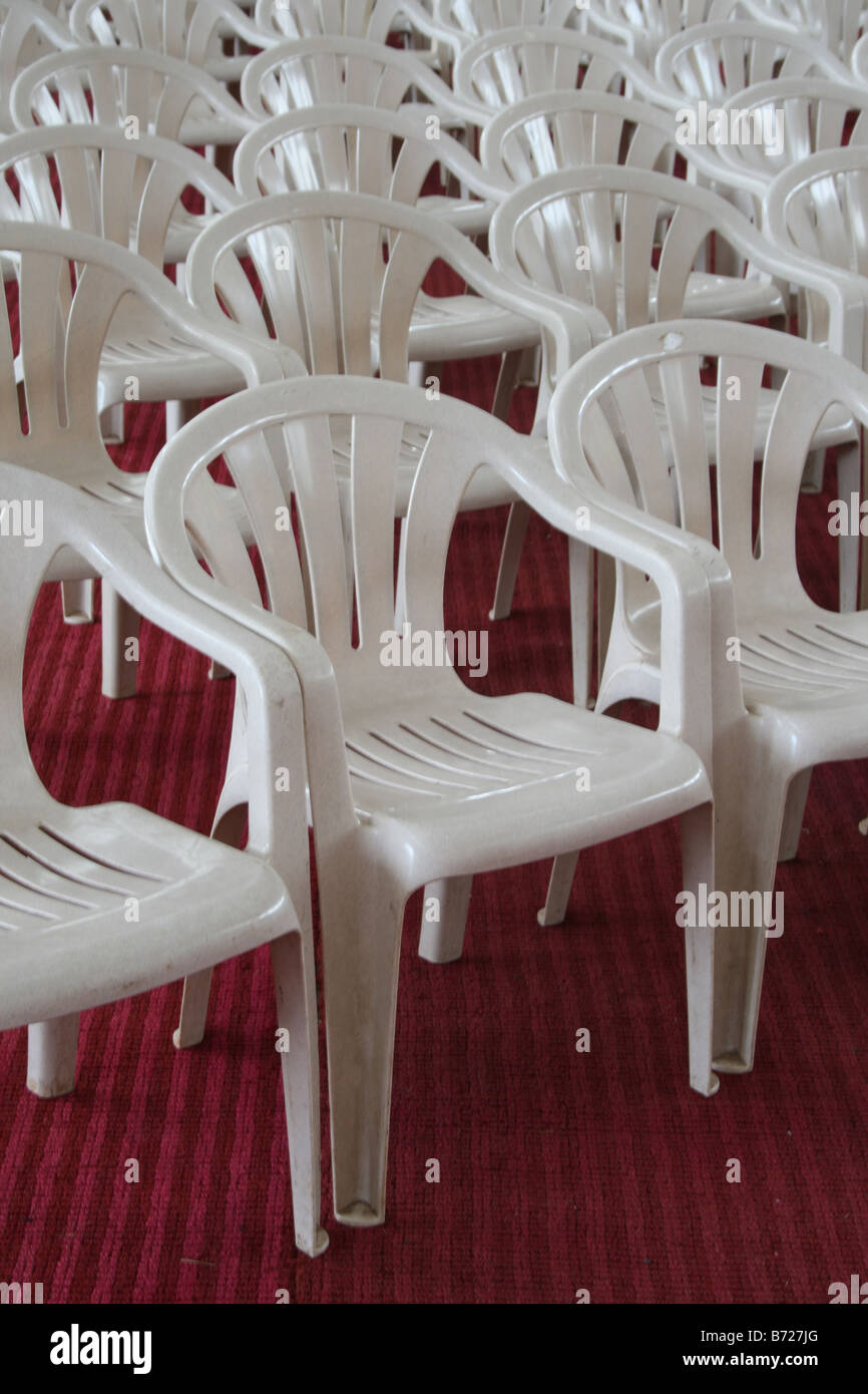 Grand nombre de chaises de couleur blanche sur le tapis rouge pour organiser la fonction publique importante ou d'une réunion dans une immense salle de conférence Banque D'Images