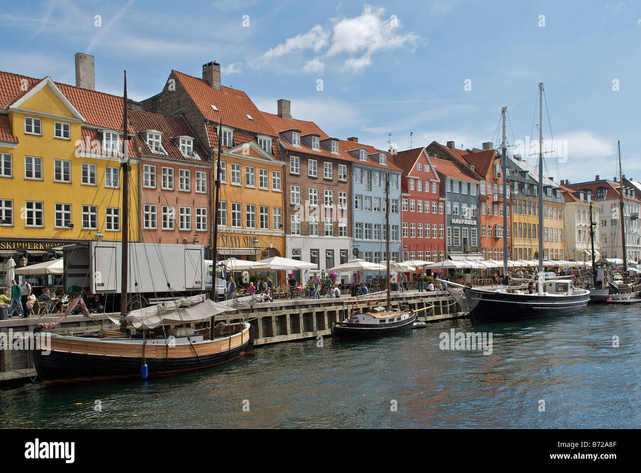 Bateaux et bâtiments colorés avec des cafés et restaurants au bord de l'eau de Copenhague Danemark Nyhavn Banque D'Images